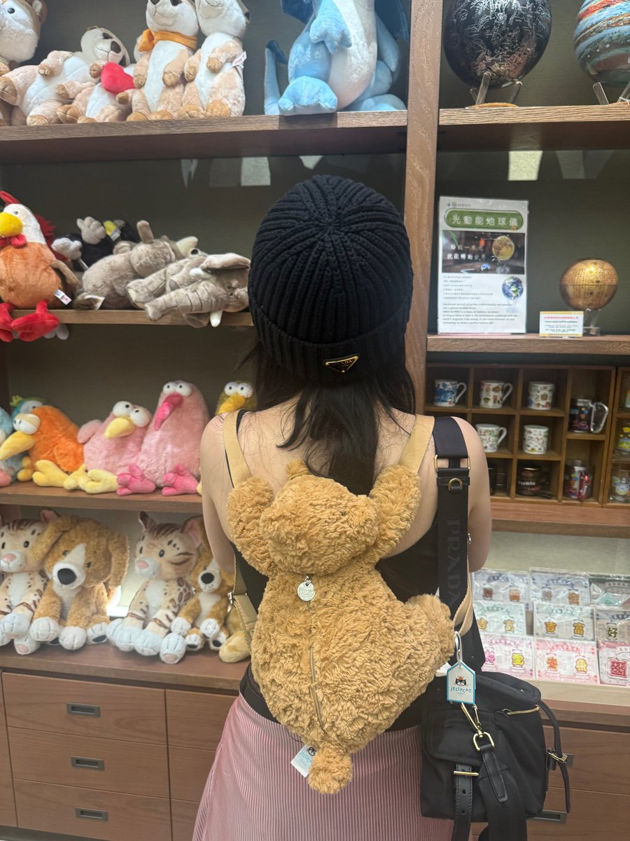 sunshine_080507's tweet photo. karina and her cute bags https://t.co/RqJ4huQKrI