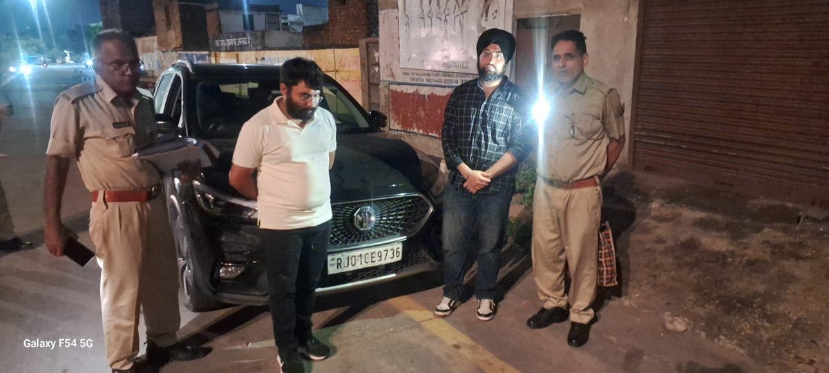 raj_indianews's tweet photo. #जयपुर में आबकारी विभाग की कार्रवाई,
कार से 12 बोतल स्कॉच जब्त

@ExciseRajasthan @RajGovOfficial @namitmehta_1 @karantiwaribki
#Jaipur #JaipurNews #RajasthanNews #RajasthanExcise #ExciseDepartment #NamitMehta #IllegalLiquor #BreakingNews https://t.co/1NdxXsyAC8