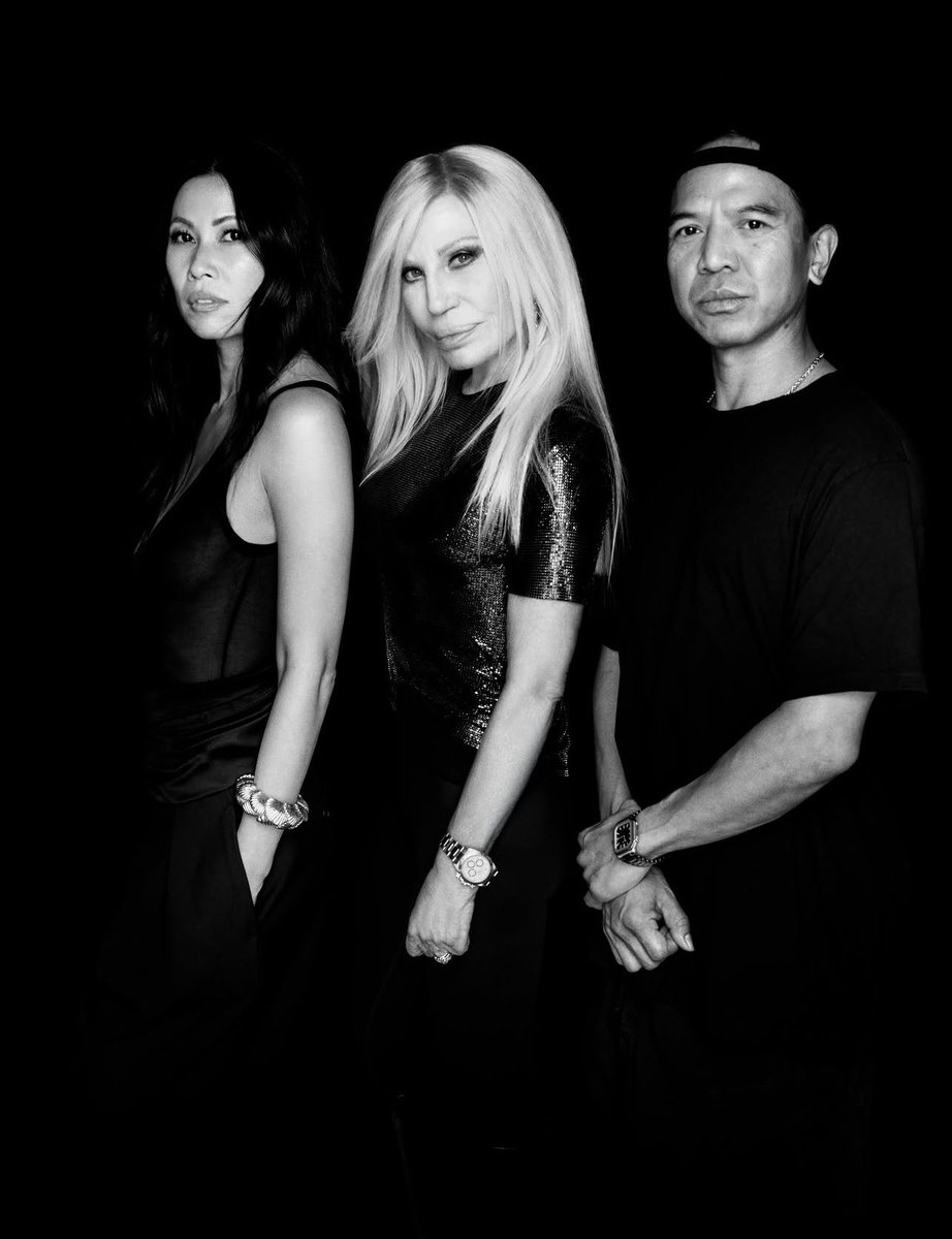 luresmagazine's tweet photo. Donatella Versace is back at the creative helm, partnering with Revolve to launch a brand-new venture that speaks to the next generation through a fearless, inclusive lens of beauty and fashion.
#Lures #DonatellaVersace #Revolve #NewBrand #Fashion https://t.co/be9iWLqlnk