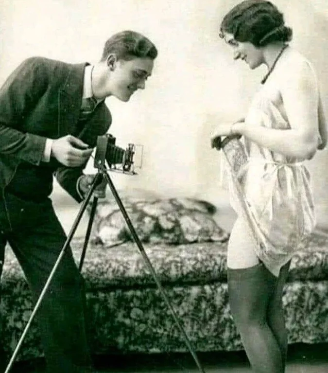 Rainmaker1973's tweet photo. Jaques Biederer was the first photographer in history to specialize in erotic photos. This photo was taken in Paris in 1928. https://t.co/iW8PZQuquy