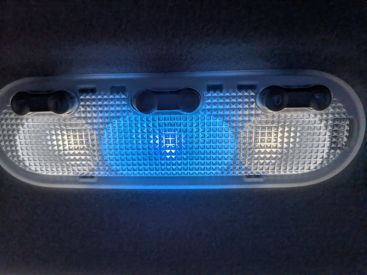 d3pd5v's tweet photo. 割と気軽に出来るカスタム、ルームランプ交換(≧∇≦)！
少し前の車でT10のハロゲン球を使ってる車種だとこういう遊びが簡単に出来るのが魅力の一つですよねー
#ルームランプ交換 #T10バルブのメリット https://t.co/L7XGwvXSgV