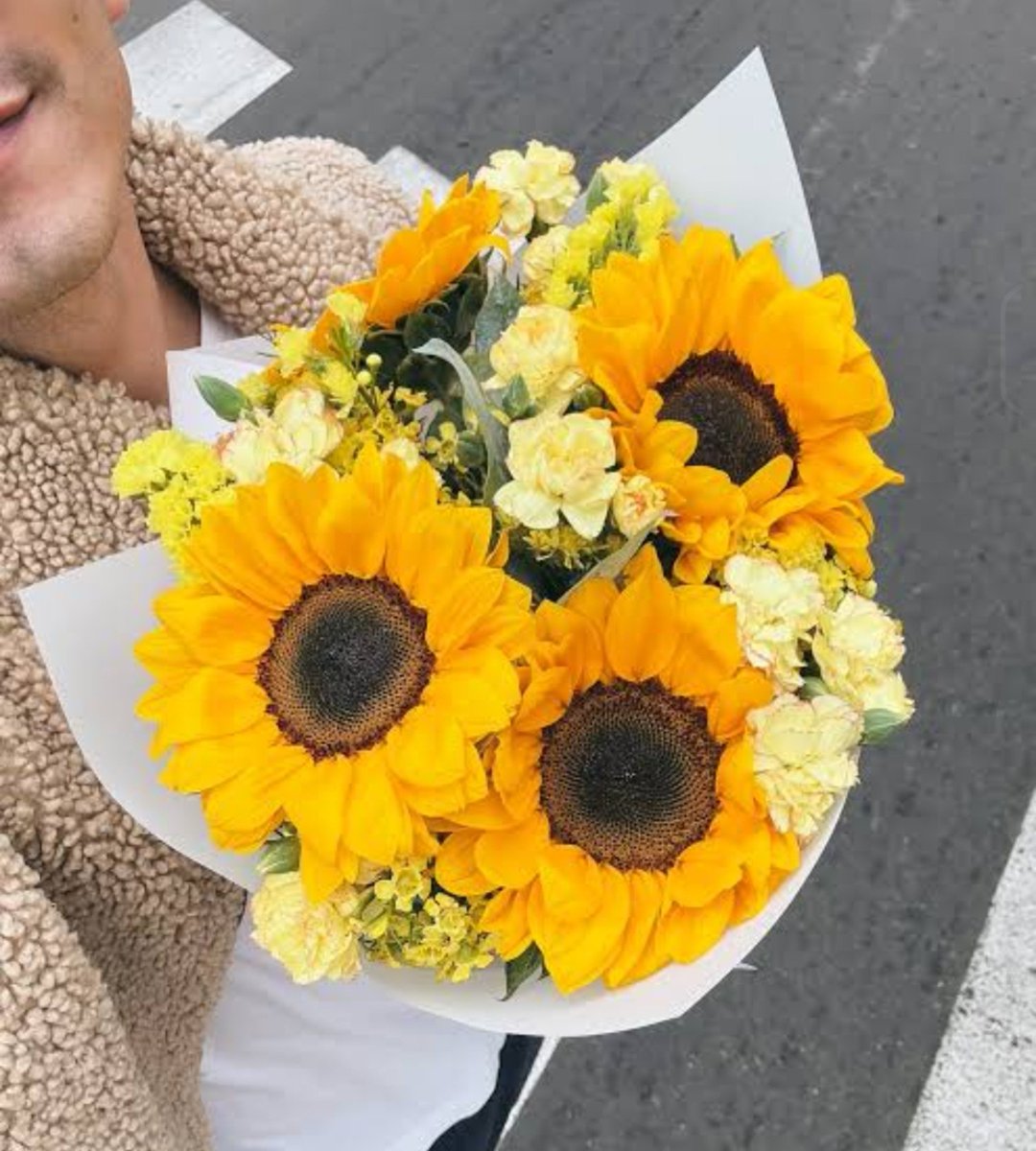 UncleAalto's tweet photo. Trajo flores amarillas para @ST0RM_LILY ¡Y esta vez nada lo arruinará!

... Excepto todas esas abejas que PERSIGUIERON AL ALBINO Y AHORA MISMO LE ESTÁN PICANDO.

—¡Auch auch auch auch auch auch!

Pobre... Como lo vea Carthetyia otra vez estará haciendo el ridículo... https://t.co/Rqxag9m9ng
