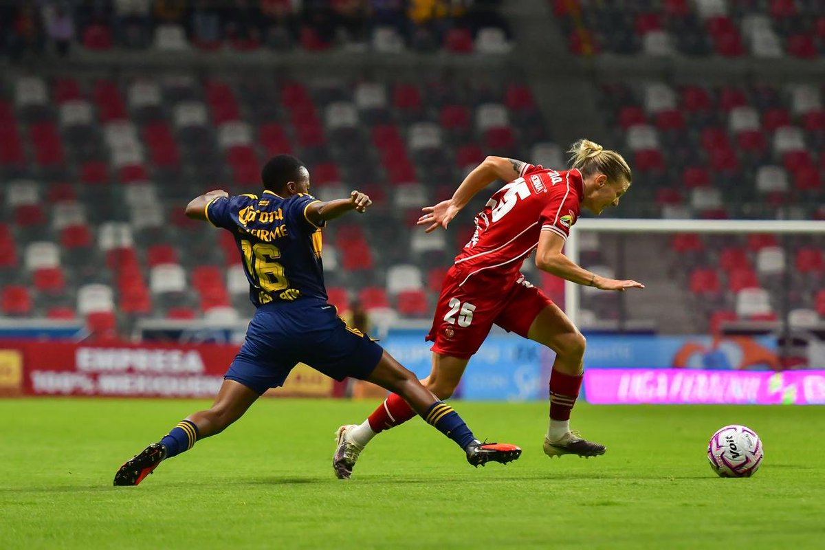 HolaDango's tweet photo. 🚨 "Nuestra liga no es Tigres, Rayadas ni América": Alberto Toril tras la goleada 2-7 de Toluca Femenil.

El DT aceptó fallos defensivos y falta de consistencia tras perder la ventaja inicial. Pese a la expulsión, llamó a aprovechar las oportunidades al resto del plantel. 👹⚽ https://t.co/E7419HzYvw