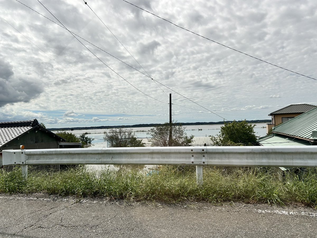 FluteKM's tweet photo. 印西から安食駅前を通って成田まで。
道路の右側は印旛沼がかつての領地を取り戻していた。
干拓地側にある家々は沼の一部になっていた。
2026.9.22午前11時ごろの景色 https://t.co/WjzmbzySdv