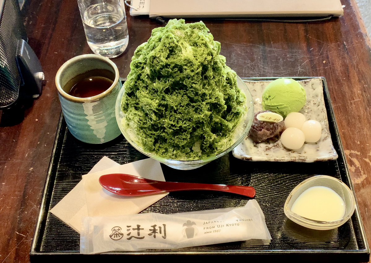 01Marken's tweet photo. 暑かったので辻利でかき氷♩抹茶の味が濃くて美味しい♩
宇治に来たら、抹茶スイーツ食べないと帰れないマン。 https://t.co/GINXkBtx0B