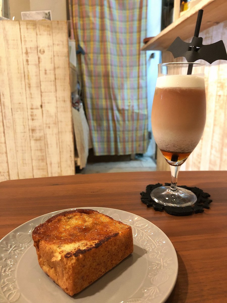 GRACE08468403's tweet photo. 朝ごはん兼お昼ごはん、8joursさん❀.(*´▽`*)❀.

・バナナケーキ
・50/50のアイスミルクティー(メロンのワンダーランド)
・革命という名のミルクティー(華の都)
・こぼれシャインマスカットのシフォン

本日初食べ物＆飲み物✨(ˊᗜˋ*)✨

 #東京  #下北沢  #8jours  #カフェ  #紅茶  #ミルクティー https://t.co/t4EOdxQsKh