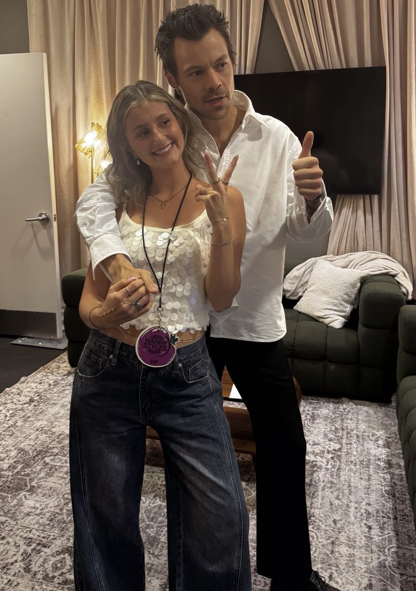 hsdaily's tweet photo. Harry backstage with some fans at Night 10 of #TogetherTogetherNYC at Madison Square Garden in New York City (via taylor_smith_23) https://t.co/AWw2YXZSil
