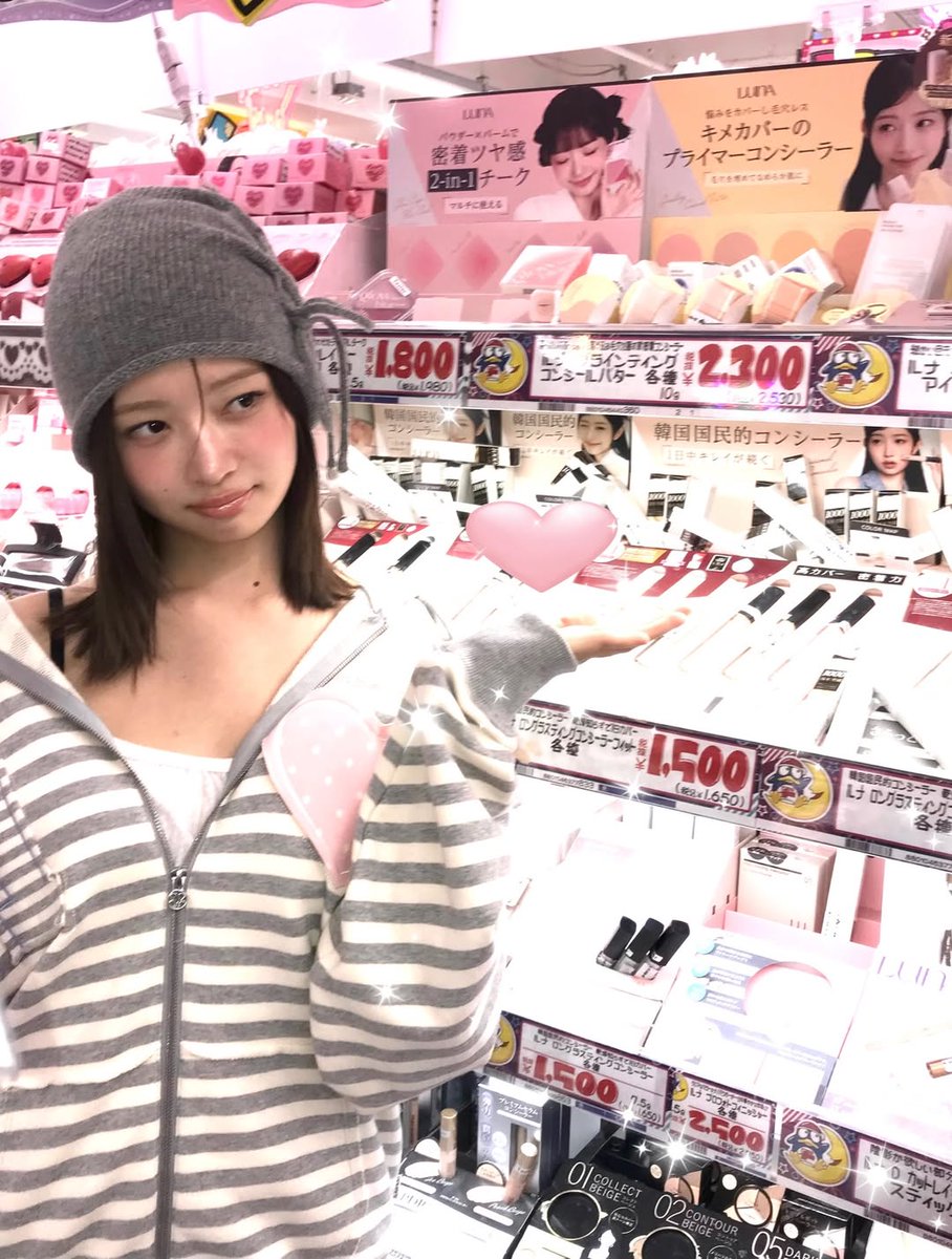 FORSUNREIS's tweet photo. rei finding herself in don quijote 🔍🩷 https://t.co/0xxUJuB52O