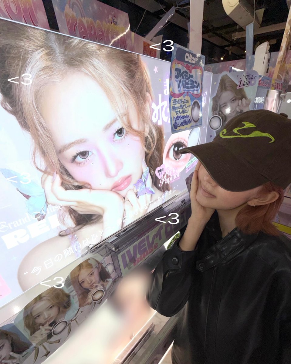 FORSUNREIS's tweet photo. rei finding herself in don quijote 🔍🩷 https://t.co/0xxUJuB52O