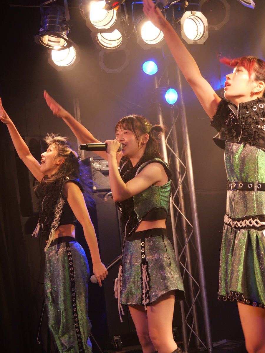 millay1227's tweet photo. #PIGGS
#PIGGSFINALTOUR
#福岡DRUMSON
シェルミーが前に出ると紫のキンブレ集まって、これも風物詩💜
BANBANの太陽拳笑
3人のショッカーっぽいシーン。
イチローっぽいKINCHAN笑 https://t.co/J4gMz0qfRA