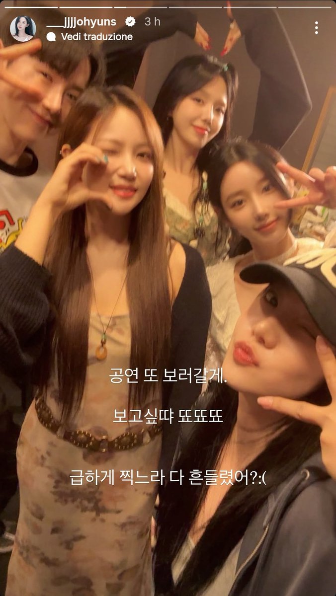 BerryGoodUpdate's tweet photo. Jee-won (#Johyun) hung out with the girls for the release of "Karlovy Vary" and reveals that Isha (#Gowoon) and E•SO (#Seoyul) will hold a performance in November! https://t.co/xNO3nHbYjd