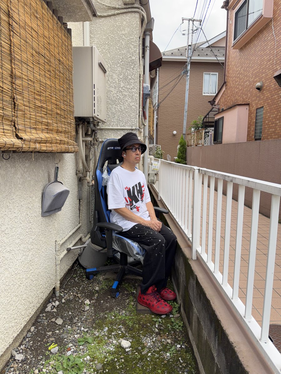 sumimachine's tweet photo. 捨てられた椅子に座るシリーズNo.3760。 https://t.co/tTfItTpQVN