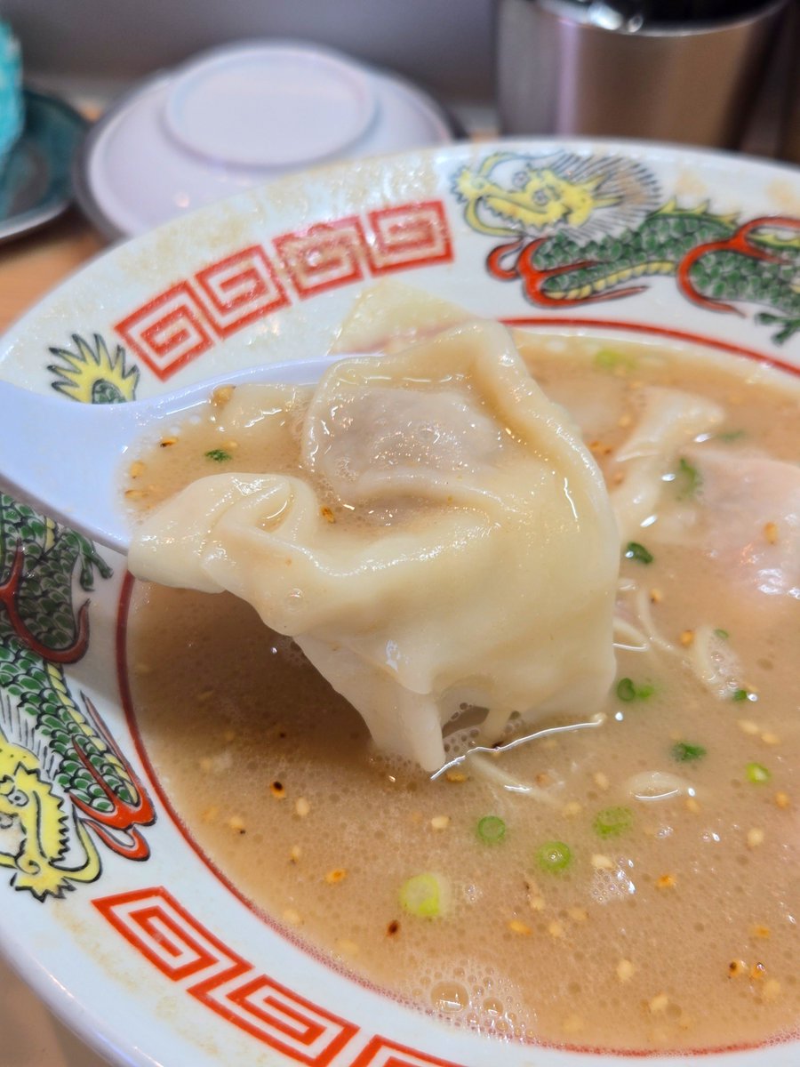 gfdb8r's tweet photo. 今日は無性に豚骨が食べたく

中央区高砂のぶっとびさんで手包みワンタンメンの麺活🍜

やっと訪麺出来て最高の一杯

久しぶりの豚骨がぶっとびさんでラッキー✨️

脂少なくわどこか懐かしいラーメンでした♪ https://t.co/fzxEJfJIfN
