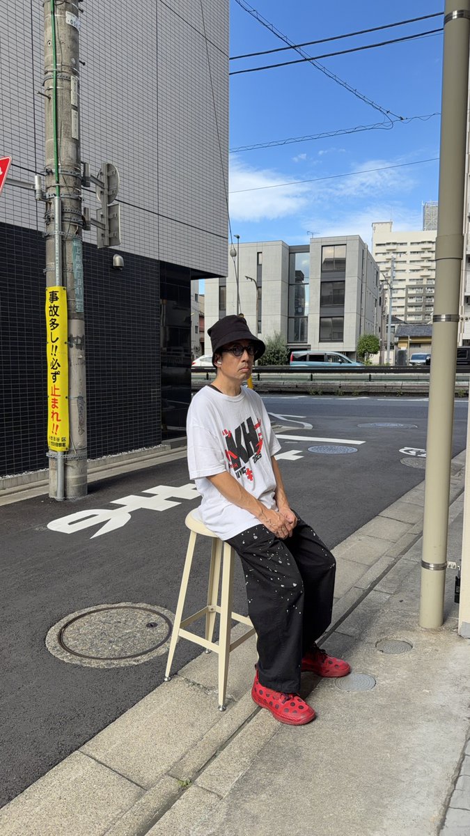 sumimachine's tweet photo. 捨てられた椅子に座るシリーズNo.3761。 https://t.co/9NqbXkoMWm