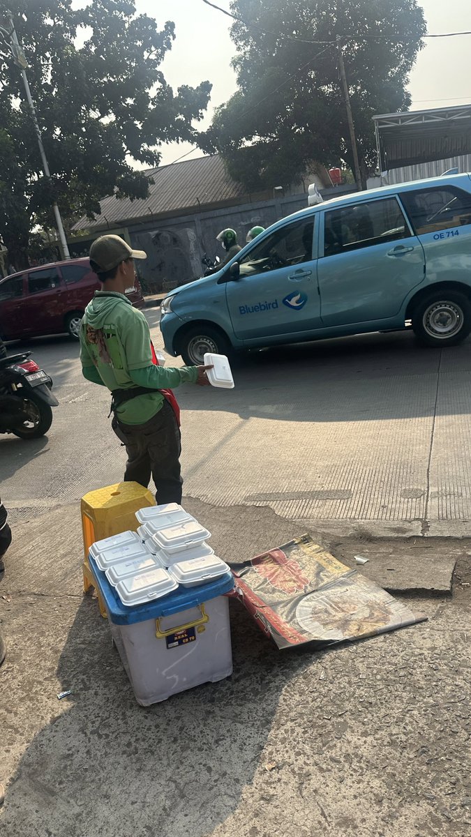 Sipitungscbd's tweet photo. Lagi nunggu busway di depan Sekolah Generasi Anak Bangsa, tiba-tiba ada mas-mas yang naro dagangan nasi telur dadar, harganya cuma Rp10 ribu.

Masnya semangat banget nawarin dagangannya walaupun nggak ada yang nengok 😭

Mas, insyaAllah daganganmu laris ya. Pulang bawa uang banyak. Percayalah, rakyat Indonesia baik-baik dan rezekinya juga banyak. 🤲🏻
