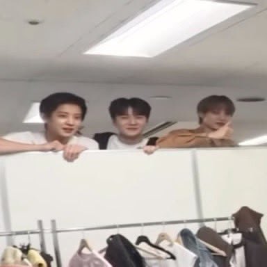 mo_0o0y's tweet photo. 셋 모아두니까 왤케 바부들 같지 ㅋㅋㅋ https://t.co/DmtV577Mzg