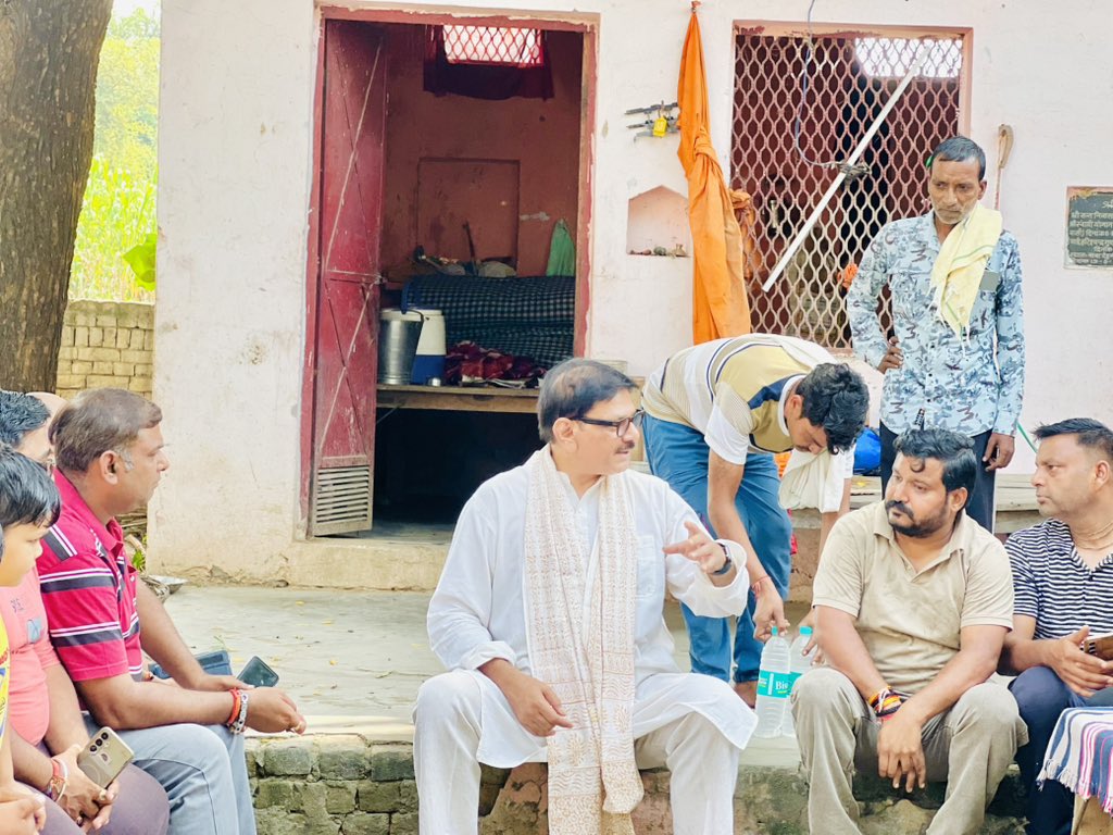 DhirendraGBN's tweet photo. आज जेवर स्थित टहनी वाले मंदिर पर श्रद्धालुओं और स्थानीय लोगों से आत्मीय संवाद हुआ। उनकी आस्था, भावनाओं और सुविधाओं से जुड़ी आवश्यकताओं को करीब से जाना। यह मंदिर हमारी आस्था और विश्वास का केंद्र है। श्रद्धालुओं की सुविधा के लिए आवश्यक व्यवस्थाएं उपलब्ध कराना हमारा दायित्व भी है और संकल्प भी। #MLAJewar