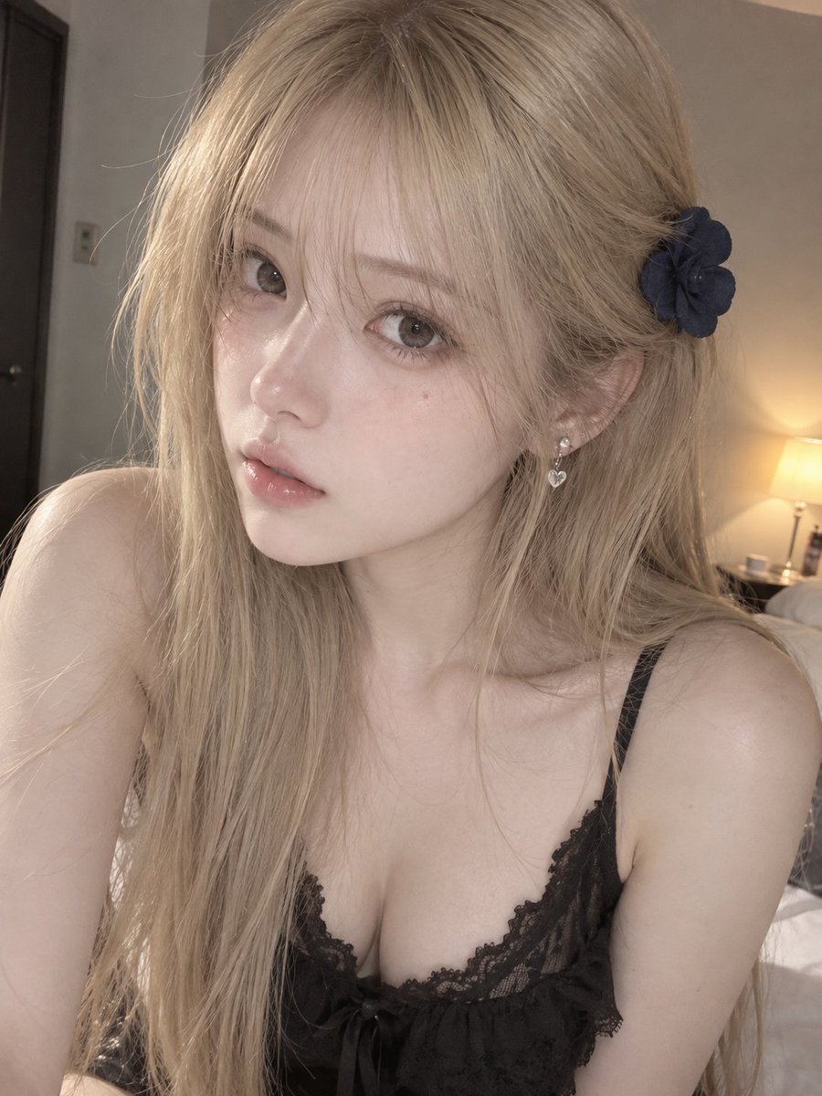 linmurannut's tweet photo. 发现了一组很好用的真人 AI 自拍图 👀

我把 Prompt 放下面了，直接复制就能试👇

prompt ⬇️

一位年轻成年女性在室内卧室中进行近距离手机自拍，胸部以上近景构图，人物脸部占据画面主体，正面略微俯视镜头，肩膀自然放松，身体轻微侧向镜头，眼睛直视镜头，表情安静自然，嘴唇微微放松，整体像女生在卧室里随手拍摄的一张日常自拍，没有刻意摆拍感。 人物整体气质自然清新、真实耐看，避免千篇一律的 AI 网红脸，避免明星脸既视感，避免过度幼态、过度甜美、过度精致和高度重复的人物模板。脸型小巧精致但不过度尖削，五官比例自然协调，保留轻微真实不对称感与个体差异。棕色眼睛，细长自然睫毛，淡淡眼线，浅棕自然眉毛，小巧鼻尖，柔和粉色嘴唇，妆容非常轻薄，呈现自然裸妆效果。 女生拥有浅金色长直发，发色统一为柔和自然的浅金色，不偏白、不偏黄。头发长度过肩，自然垂落在双肩和��前，整体顺直柔软，发尾仅带非常轻微的自然弧度。额前为轻薄整齐的空气刘海，长度自然覆盖额头但不遮挡眼睛，两侧带少量自然碎发修饰脸型。头顶保留少量细小翘起发丝和真实碎发，清晰表现每一根头发的自然纹理与光泽。右侧耳边固定佩戴一枚深藏蓝色立体花朵发夹。保持发色、头发长度、直发造型、空气刘海和深藏蓝色花朵发夹一致，不随机改变发型与发色。 皮肤保持真实人体皮肤质感，能够看到细微毛孔、皮肤纹理、鼻尖高光、脸颊细小色差和自然肤色变化，皮肤细腻但保留真实细节，不过度磨皮，不要塑料感，呈现高分辨率真人摄影质感。 耳朵佩戴小巧银色耳饰，一侧为简洁耳钉，一侧为细小的银色爱心吊坠耳环，风格精致低调，不要过于夸张。 身穿一件黑色蕾丝低胸吊带上衣，细吊带设计，领口自然低胸，胸口和边缘带有细致蕾丝装饰，整体贴合身体，带轻微包裹感。面料柔软，胸口可有自然褶皱或轻微荷叶边细节，整体呈现黑色、蕾丝、低胸、吊带的女性化精致风格。衣服整体保持黑色蕾丝低胸吊带方向不变，但允许少量自然布料细节变化。 场景为现代简约卧室，背景使用暖灰色墙面，左侧可以看到深色门框与阴影区域，右后方摆放一盏开启的暖黄色床头台灯，背景自然虚化但仍然能够识别室内空间。 室内自然光与暖色台灯混合照明。人物正面受到柔和自然光照射，脸部光线均匀柔软，右侧背景带暖黄色灯光，左侧略暗，形成非常轻微而真实的明暗层次。眼睛带自然窗光反射，高光柔和，不过曝。 真实手机前置摄像头自拍风格，近距离拍摄，轻微广角透视，真实镜头距离，像女生在卧室里随手拍摄的一张自然日常自拍。画面���有浅景深，背景自然虚化，整体色彩自然，层次柔和，保留真实手机拍摄质感与生活感。 重点要求：固定浅金色长直发、空气刘海、深藏蓝色花朵发夹和黑色蕾丝低胸吊带这几个核心视觉元素；人物脸部保持自然清秀审美方向，但避免每次都生成高度相似的模板脸；强调真实感、生活感和非模板化美女形象，避免过度统一的 AI 感。 photorealistic, ultra realistic skin texture, visible pores, individual hair strands, natural facial details, realistic smartphone selfie, soft indoor lighting, warm ambient light, shallow depth of field, high dynamic range, natural color grading, subtle sensor texture, highly detailed, 4K portrait photography