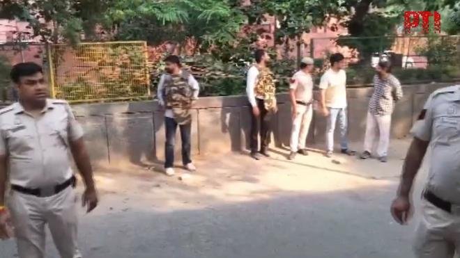 AskAnshul's tweet photo. A 17-year-old girl and her friend had visited Kalkaji Temple in Delhi and subsequently entered Astha Kunj Park through Gate No. 7.

3 men approached them while posing as policemen, separated the girl from her friend, and took her to a secluded area of the park, where they gang-raped her.

One accused identified as Asif was injured in a police encounter and arrested. Two other accused are still absconding.

This is the situation in Delhi.

Why have the remaining accused not been arrested yet? What does this say about the state of law and order and the safety of women in the national capital of India?