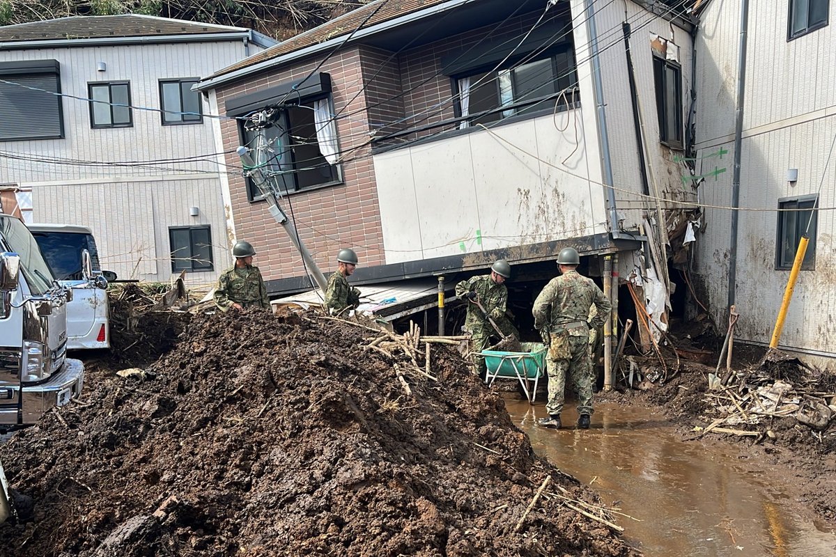 JGSDF_31i_pr's tweet photo. 台風２５号の影響により、三浦市において発生した別の土砂崩れ現場でも警察や消防と連携して救助活動を開始しました。

#第３１普通科連隊 #武山駐屯地 #台風２５号 #災害派遣 #土砂崩れ https://t.co/vCkgfwqtaO
