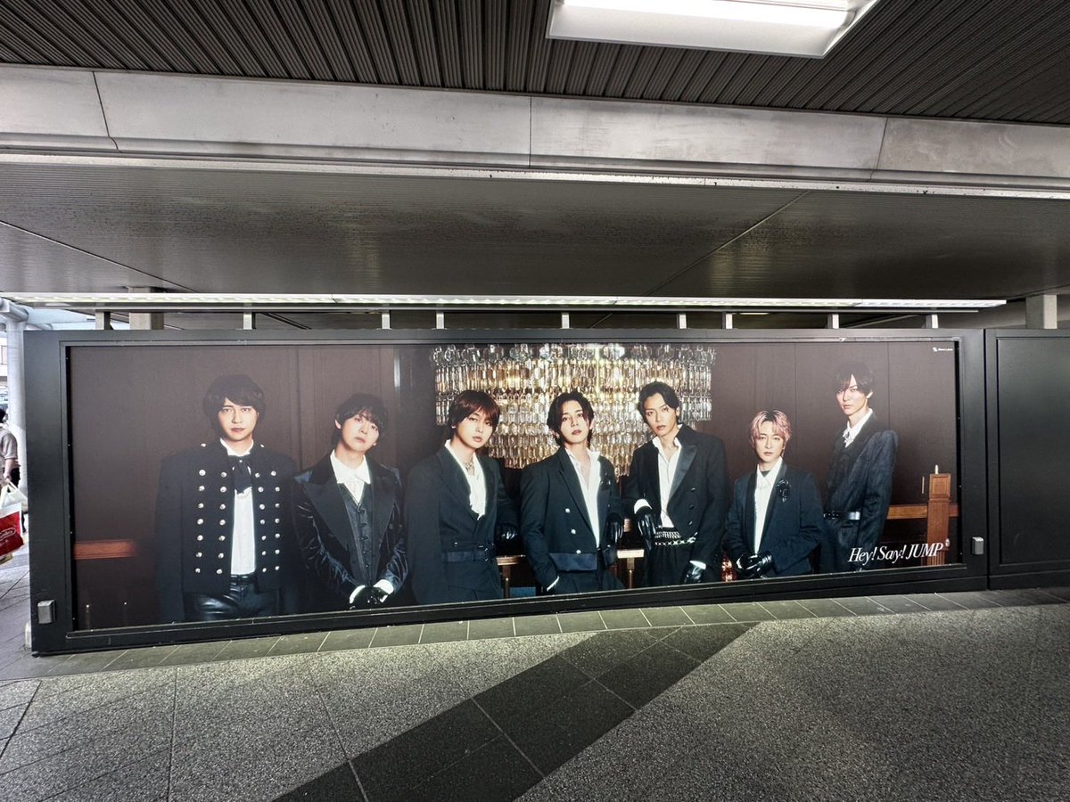 ymd59_chii41's tweet photo. 大阪駅御堂筋南口、JUMP担で溢れてた♡
娘と来れて良かった😭
7人ともビジュ良すぎて🥰
 #HeysayJUMP https://t.co/o3gQIKcYaZ