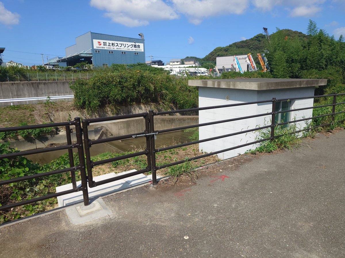 yoshiken2022's tweet photo. 青柳川の上流の堰のとこ、水門を開ける小屋がありまして、そこのガードレールが閉鎖されているから困ってるという依頼を受けてましたが、この度、特注で門扉をつけて、護岸を少し除草してもらい、県道から入れるように車止めを切ってもらいました。これで乗り越えなくて済みますね。 https://t.co/MB6CQOBEhj