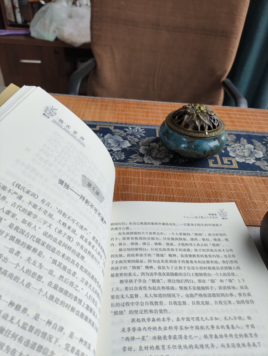 Mayatrend1's tweet photo. Chilling with my favorite book and a warm latte on a rainy Sunday afternoons—this is the kind of small joy that makes life sweet. https://t.co/tMGmr9Oo96