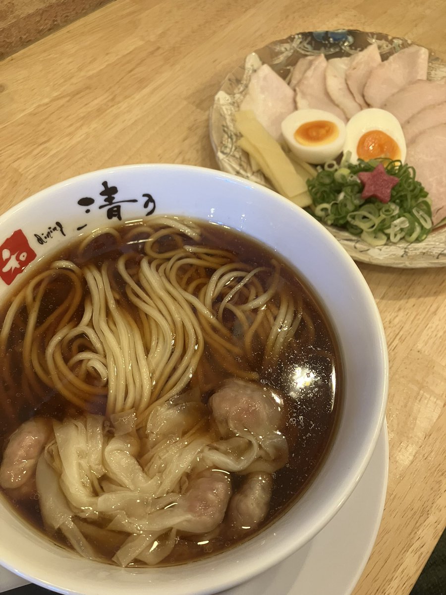 HARAMI1997's tweet photo. 和dining清乃「角長しょうゆ匠」チャーシュー増し、ワンタン、味玉。具を別皿で。店主さんお休み中でSPが無くチャーシューは一種のみ。スープは変わらずウンマーイ😍😍+ﾟ｡*(*´∀｀*)*｡ﾟ+ 麺が以前よりプリプリなのは気のせいか。来月中頃には復帰出来そうとの事でとりあえず一安心。 https://t.co/WEidj05RmL