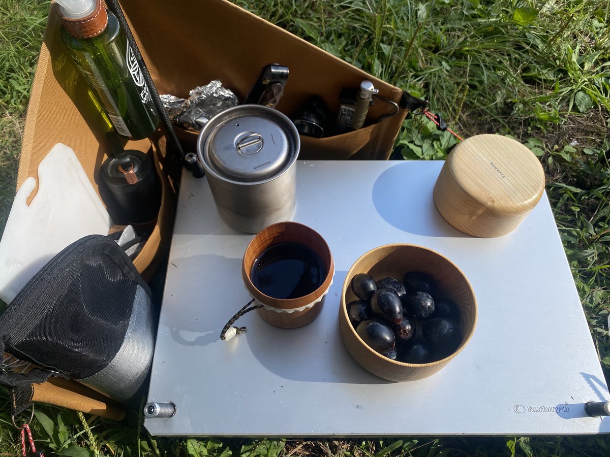 shingchai38's tweet photo. おやつ
⚫︎巨峰
⚫︎コーヒー
今回は長野県は中山高原キャンプ場へ来ているのだが、長野と言えばフルーツ産地🍇
という事で、昨日寄ったスーパーで「お努め品」(と言えど半額でも約650円)の巨峰
種無しで皮まで食べれる😋
#ソロキャンプ
#徒歩キャンプ https://t.co/FPfGglhf9H