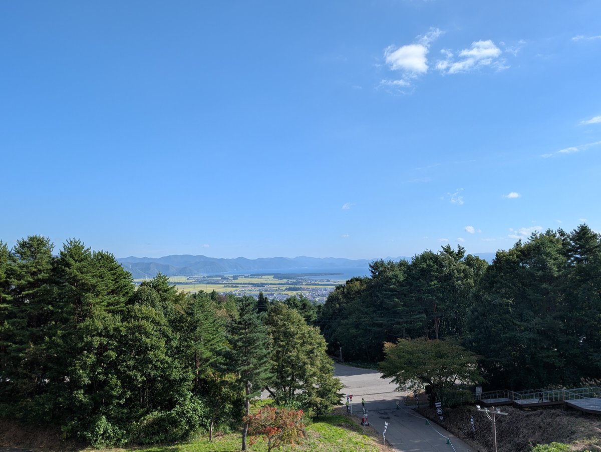 yasuchi113373's tweet photo. 初のドリアン面白かった！
四星球と同じく芋煮会常連になってほしいなぁ。
その後はバックホーンでぶちあがり、恒例の大喜利で大笑い。
ちなみに暑い！
グラウンドは田植え状態だけど暑い笑
会場からの猪苗代湖の眺めが癒される
#風とロック芋煮会 https://t.co/A2EJxWOr3Y