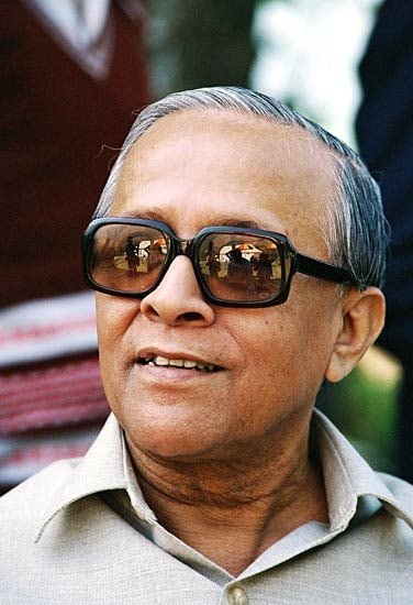 sarkar28922's tweet photo. Buddhadeb Bhattacharjee was a the least academically qualified Chief Minister of West Bengal, graduating with just 40.11% marks.

Jyoti Basu passed the Bar examination after five attempts. Some people have also claimed, citing RTI findings, that he failed to obtain his law degree and had to pay a bribe to acquire it.