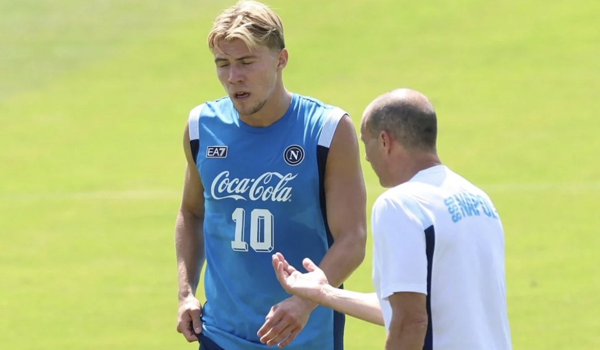 napolista's tweet photo. Nervi tesi a Castel Volturno: ci sono stati almeno un paio di litigi tra Allegri e i calciatori del Napoli

Secondo Repubblica il clima nel Napoli si è incrinato: l'approccio "soft" dei primi mesi non ha pagato, a Firenze Allegri ha impugnato il bastone e la tensione è esplosa nel centro sportivo, con il tecnico lasciato solo dalla società.
https://t.co/4WGux75bi9