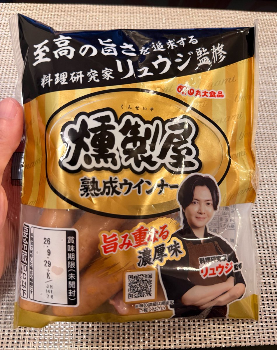 motooikemen's tweet photo. リュウジさん監修のウインナー
1本でご飯１杯やれるくらいパンチ効いてる
オニオン、ガーリック、山椒が入ってるらしい。ひと口目の衝撃は声が出るほど凄まじかった。かなりワイルドな味になってる！ https://t.co/Nr0XZHB9r9