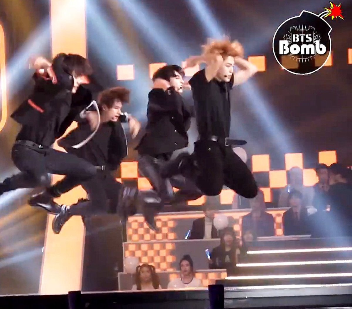 4beymin1013's tweet photo. Of course you dont understand the concept of a chorus being sung by everyone on stage! They obviously put the best performer in the center as we can see. The hysterics over Jimin have only reminded us that Jungkook doesn't have a single iconic performance in his 13 year career 😂 https://t.co/mMiHbRbGar