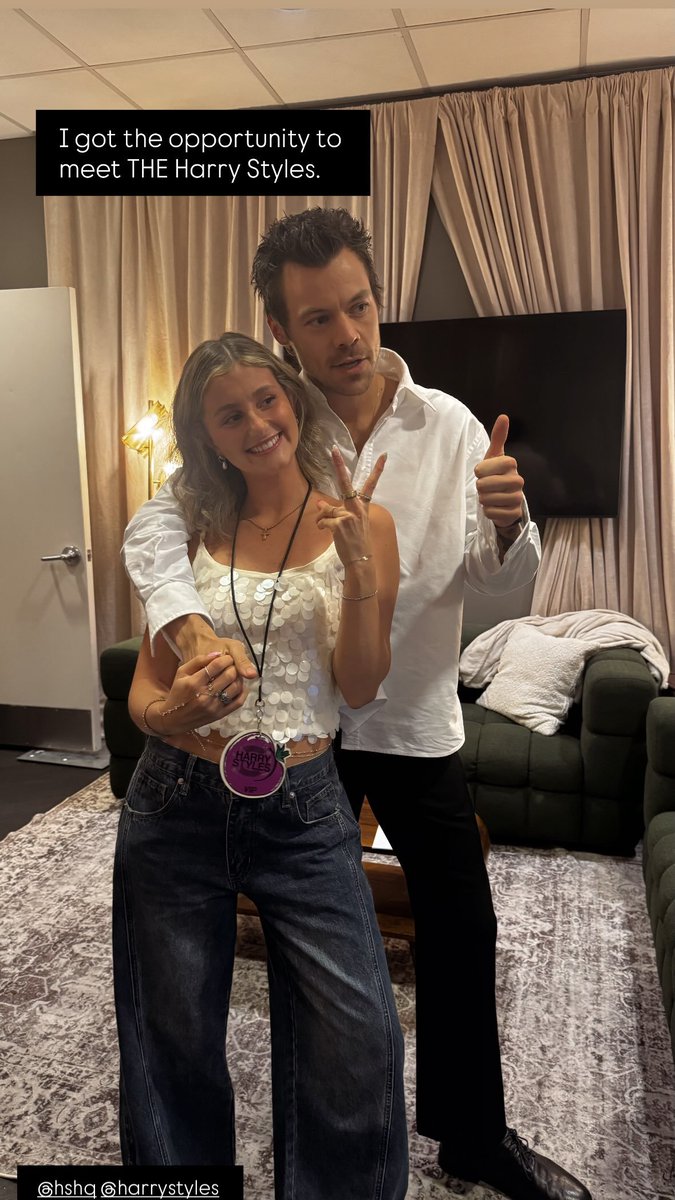 OT5Dailys's tweet photo. Harry Styles with a fan backstage at his New York residency recently!

via taylor_smith_23 https://t.co/gISDMHygKE