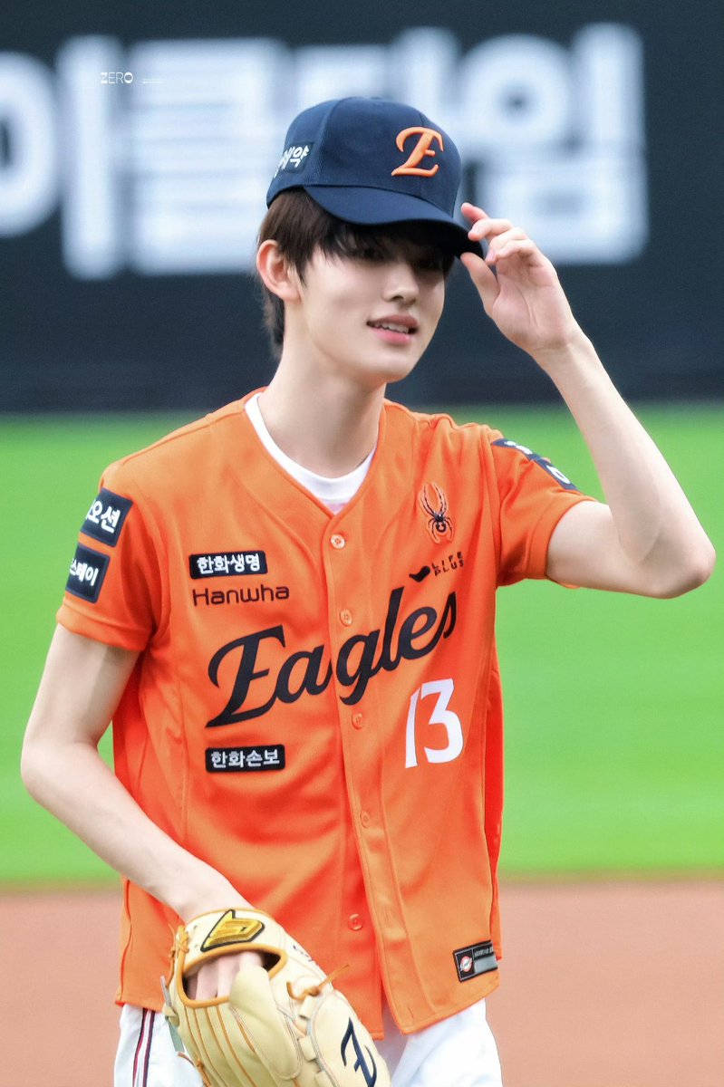 BingBingqg's tweet photo. 1. Seonghyeon’s gentle smile creates EOMUSE as he MCs, his poised lines deliver great EOMPACT, and every subtle gesture carries his unique EOMSEAN.

MC EOM TAKES OVER

#SEONGHYEONonAir
#ソンヒョン大活躍
#SEONGHYEON #성현 https://t.co/XF7uPLefyL