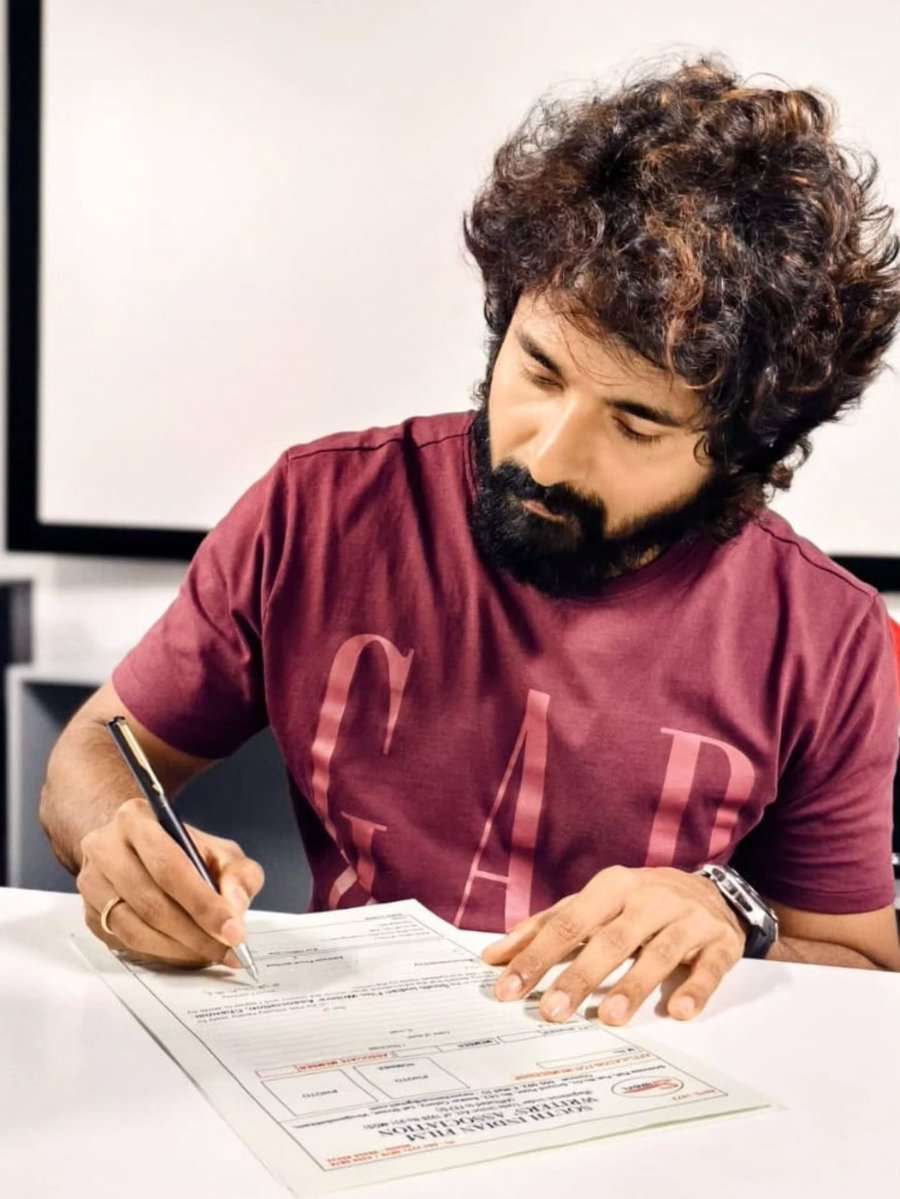 _SkStan_'s tweet photo. #Sivakarthikeyan - officially joins the South Indian Film Writers Association as a lyricist ✍️ https://t.co/7U6pglhZm3