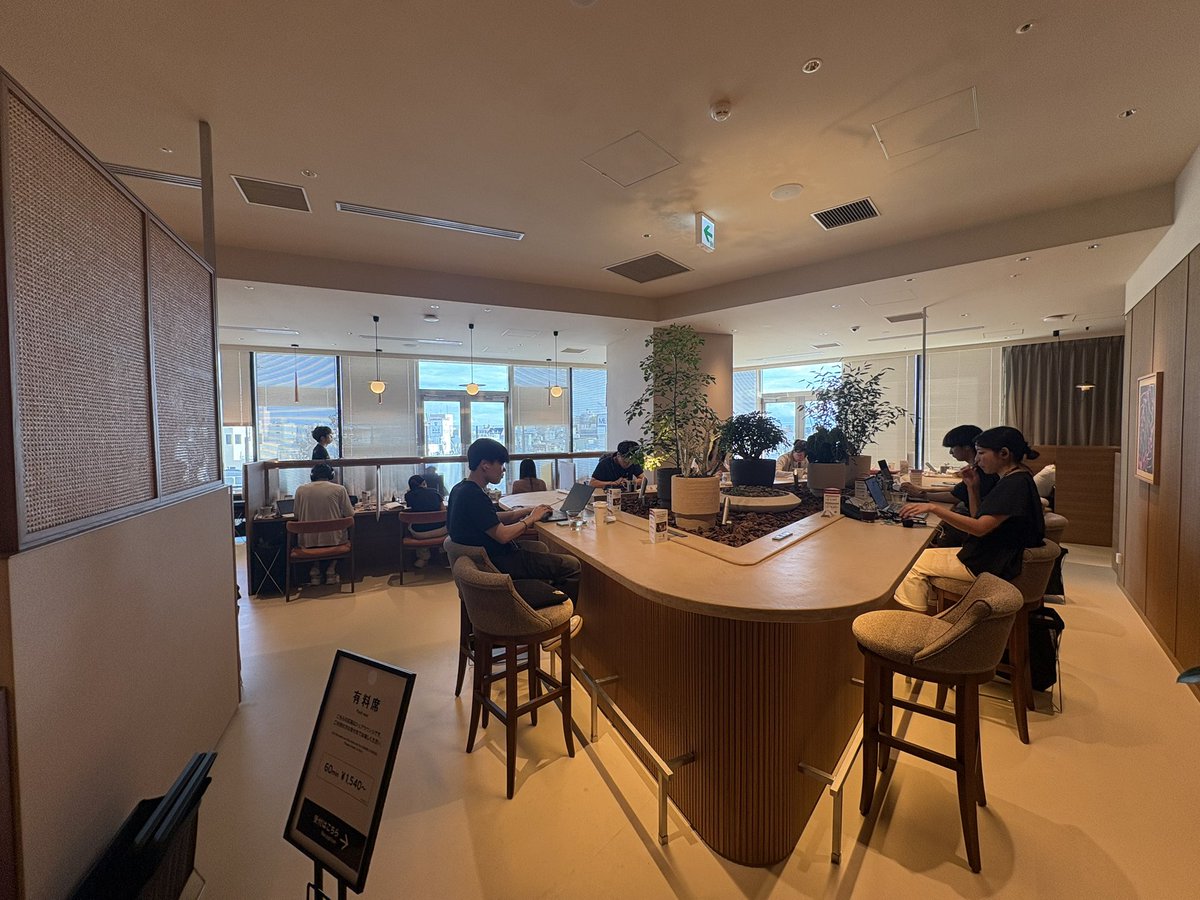 dig_kunita's tweet photo. 最近の駅近のスタバ、無料席は30席前後の最低限の空間に詰め込んで残り100席近くはシェアラウンジ(笑)で追加1500円が必要ですみたいなお笑いが多すぎて溜め息が止まらない

都内は金を払わないとまともにカフェに座れない世の中になってしまいました https://t.co/rmLTaACeuu