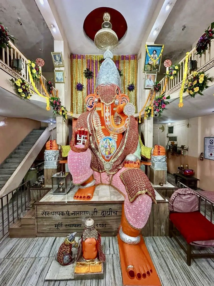Rakeshshukla_7's tweet photo. इंदौर में विराजे यह गणेश जी भक्त नारायण दधीच को स्वप्न में आई आकृति पर निर्मित हैं। मूर्ति 25 फीट ऊंची, 14 फीट चौड़ी और चार फीट ऊंची चौकी पर विराजमान है। यहाँ साल में चार चतुर्थी को घी, सिंदूर और चाँदी वर्क से चोला चढ़ाया जाता है।यह स्थान बड़े गणेश जी के नाम से प्रसिद्ध है। https://t.co/7ydsuAj2ZS
