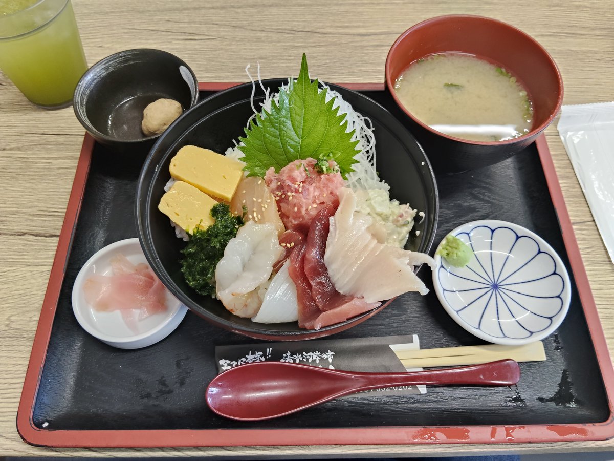 Ame0i44's tweet photo. ライブのある日は生もの食べないようにしてるけど、せっかく清水にきたから海鮮丼です😋 https://t.co/2rfik1RBsq