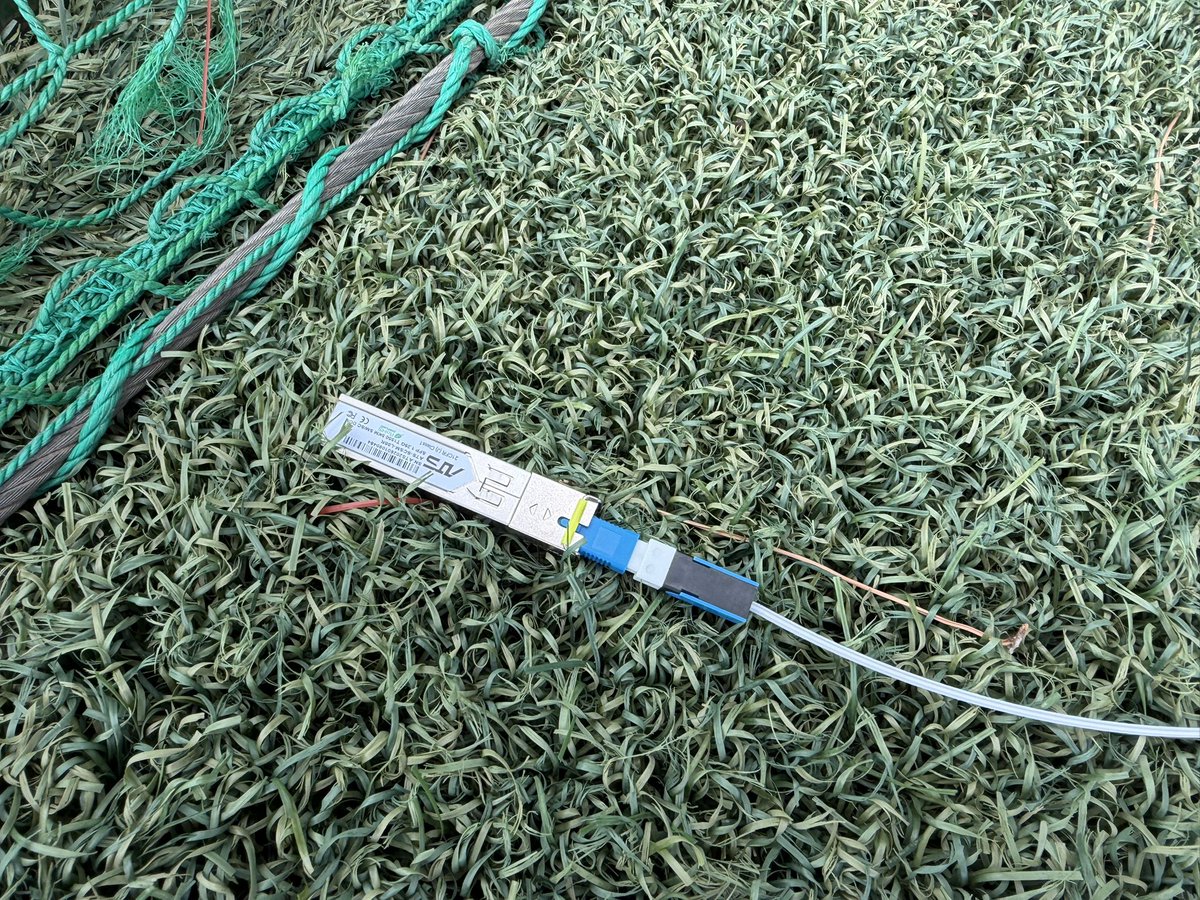 KtXp8k's tweet photo. イベント用に用意した臨時回線を翌日撤去しに行ったら、SFPが残置されてたww(機器撤去は依頼していた) https://t.co/gv3tAntKrw
