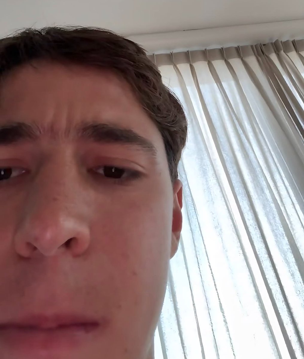 ximdazze's tweet photo. yo viendo todas las tareas que me faltan por hacer cuando yo solo quiero estar acostada leyendo aus https://t.co/VAbrsISOKI