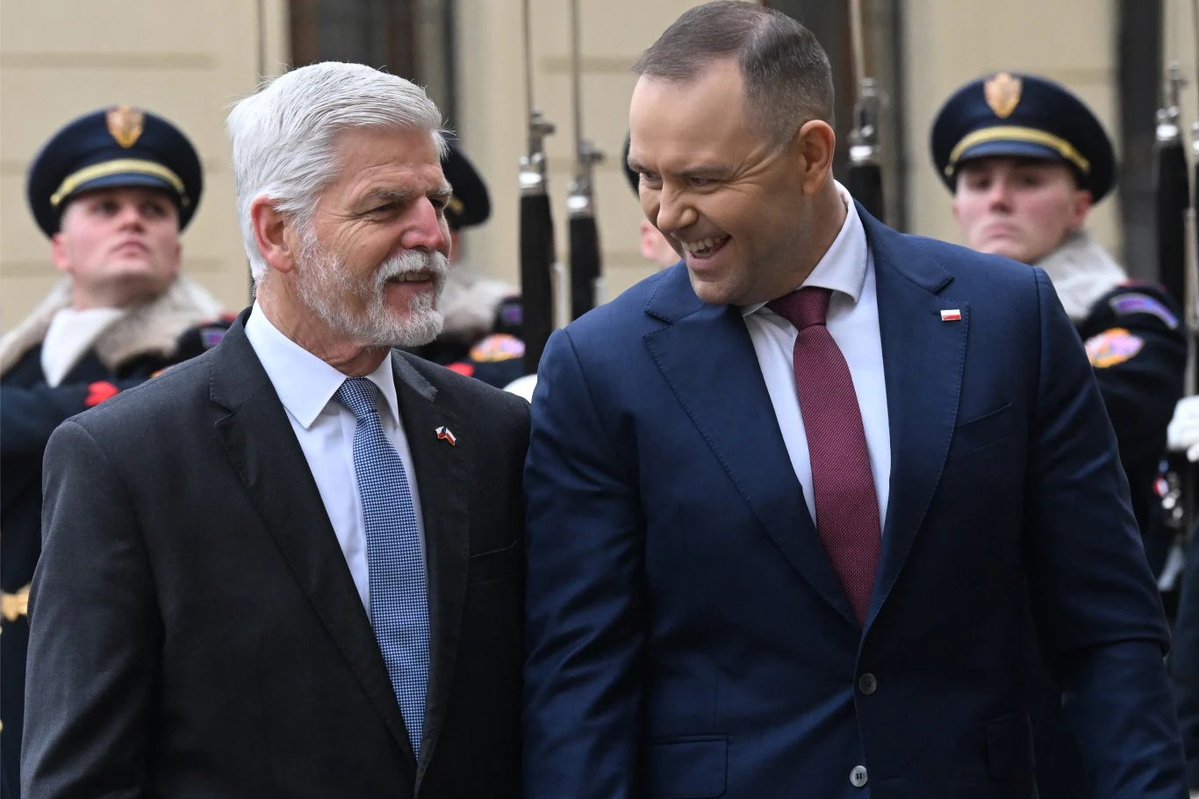 Bob57PL's tweet photo. Rząd w Czechach podjął decyzję w sprawie regulacji cen paliw, wprowadził też nowy podatek, który zapłacą rafinerie — podała agencja CTK. ‼️‼️‼️
Czyli ustawa jak w Polsce, tylko tam nie mają Nawrockiego, który to wetuje‼️🤦‍♂️ https://t.co/MEpSlcA8SV