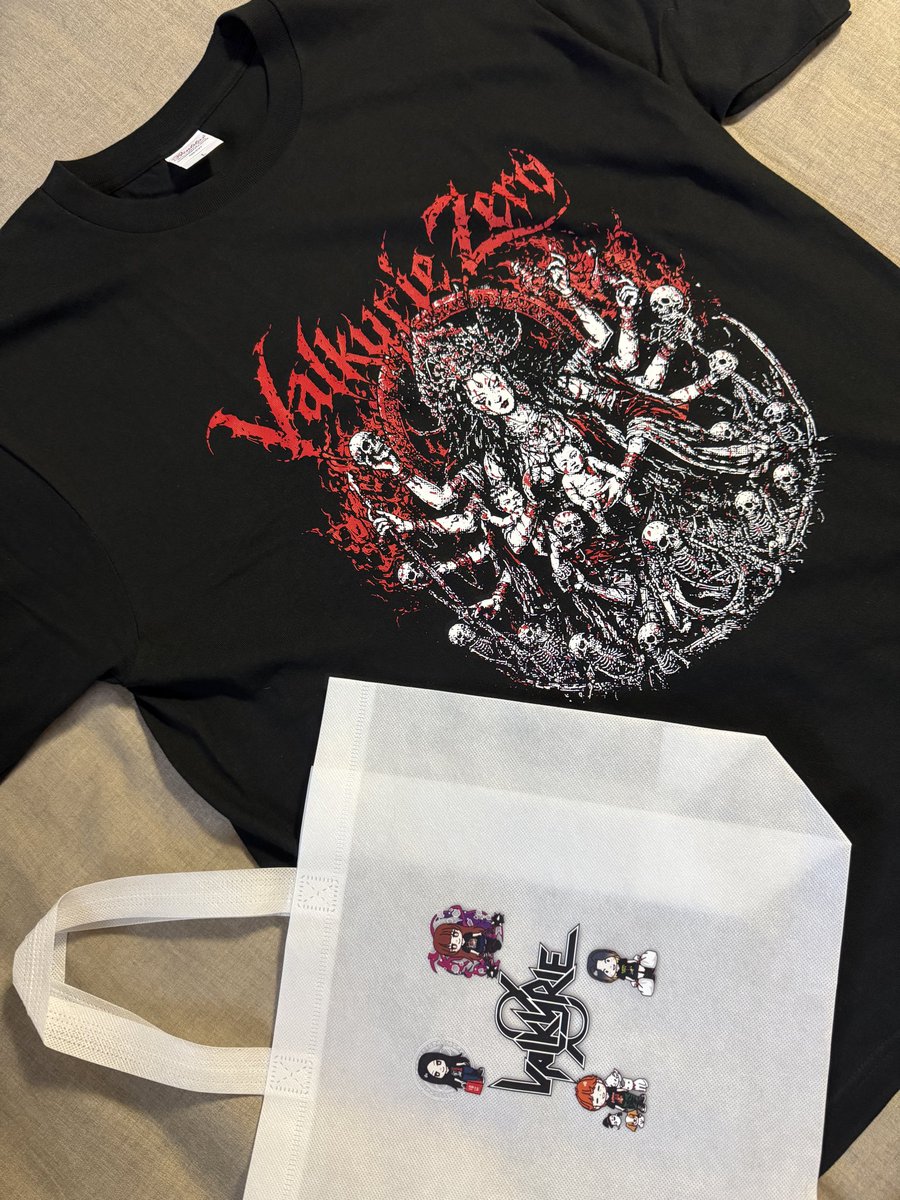 TaihoCode701's tweet photo. 注文していたvalkyrie zeroの鬼子母神Tシャツが届きました！めっちゃカッコええやん！！
なんか可愛いバッグのオマケも！

Lサイズ買いましたが、もう1枚Mサイズも買おうかなぁ。

仕事が落ち着いたらLiveにも行ってみたいです。
#VALKYRIEZERO https://t.co/E3Y4iLFaFH
