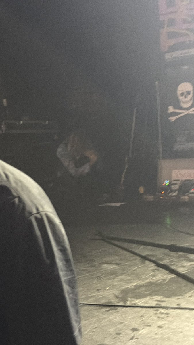 puzzleskiss's tweet photo. coming back w some more bullshit from my show https://t.co/74eKuHc9fU
