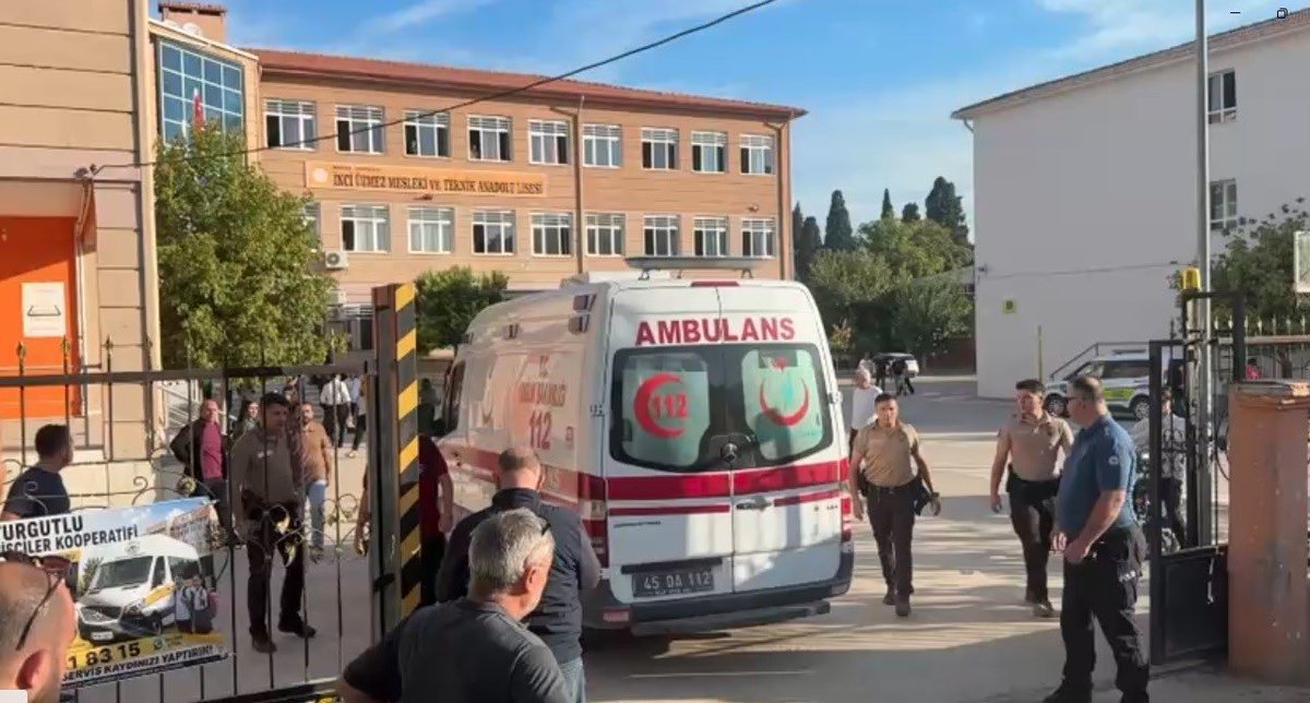 ToplumsalMht172's tweet photo. Manisa’nın Turgutlu ilçesindeki İnci Üzmez Mesleki ve Teknik Anadolu Lisesi önünde silahlı saldırı düzenlendi.   

İlk edinilen bilgilere göre 4 öğrenci yaralandı. https://t.co/PciAxXm9Iw