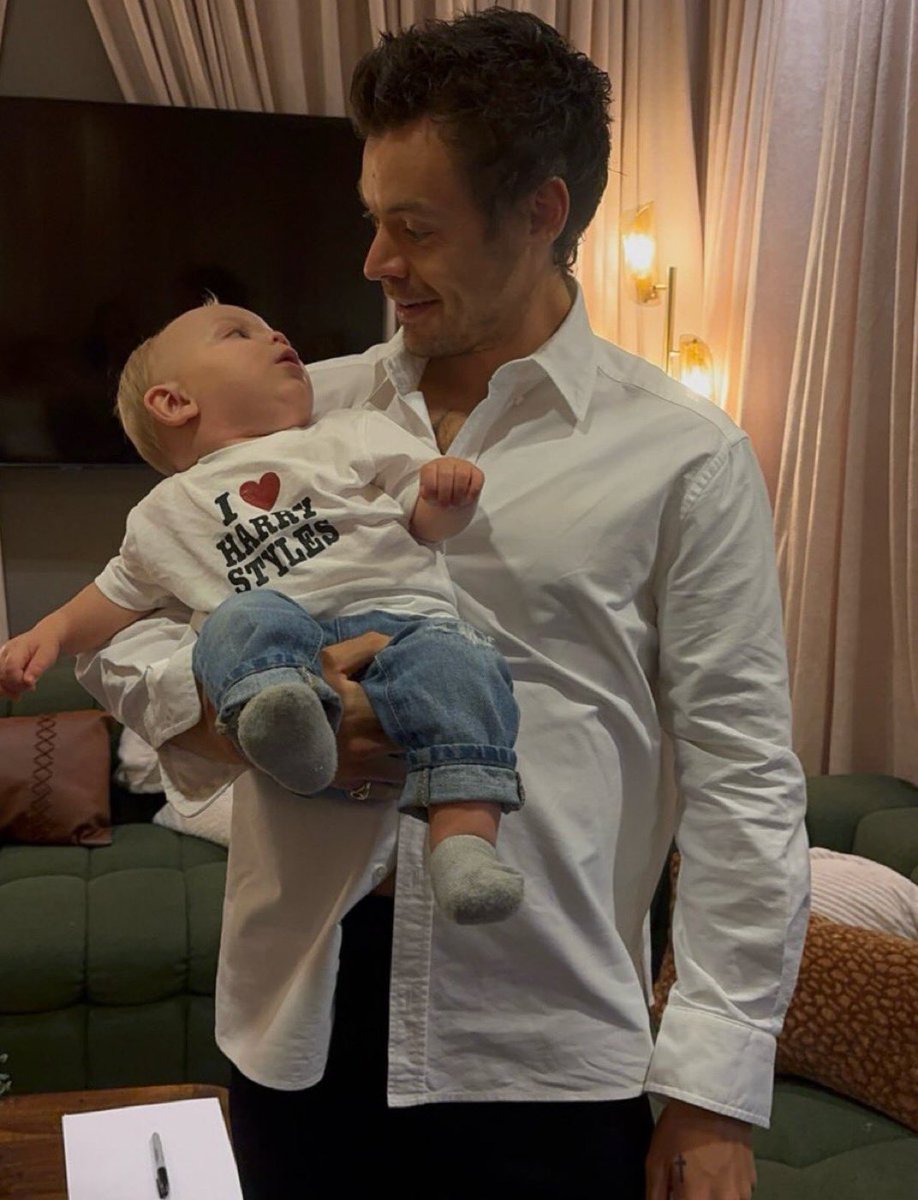 hrrylunaa's tweet photo. the baby is looking at him in all the pictures😭😭😭🥹 so adorable https://t.co/lmCoXgPMsG