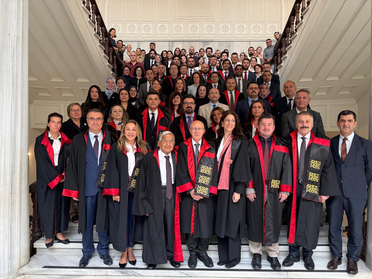 fethigedikli's tweet photo. İstanbul Hukukta dün 146. devre öğrencilerimizin katıldığı açılış töreni vardı. Tören öncesi dekanlık koridorunda kokteyl oldu. Rektörlük merdivenlerinde, katılan öğretim üyelerimizle bu fotoğraf çekildi. Her vesilede bizi yalnız bırakmayan hocaların hocası Hüseyin Hatemi’ye, açılışımıza onur veren Rektör Yardımcımız Rabia Nergiz Dağoğlu Sakin’e ve Üniversitemiz Genel Sekreteri Seyit Rasim Doru’ya ve meslektaşlarımıza teşekkür ederim.