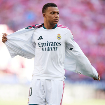 Cr7stianismo_'s tweet photo. Se debe criticar a Vinícius porque su nivel y actitud son lamentables. Y punto.

Pero para criticar a Vini y Mbappé al mismo nivel, tiene que ganar 2 Champions.

Uno es leyenda del club más grande de la historia. El otro es simplemente basura. https://t.co/DYPm7v7vG1
