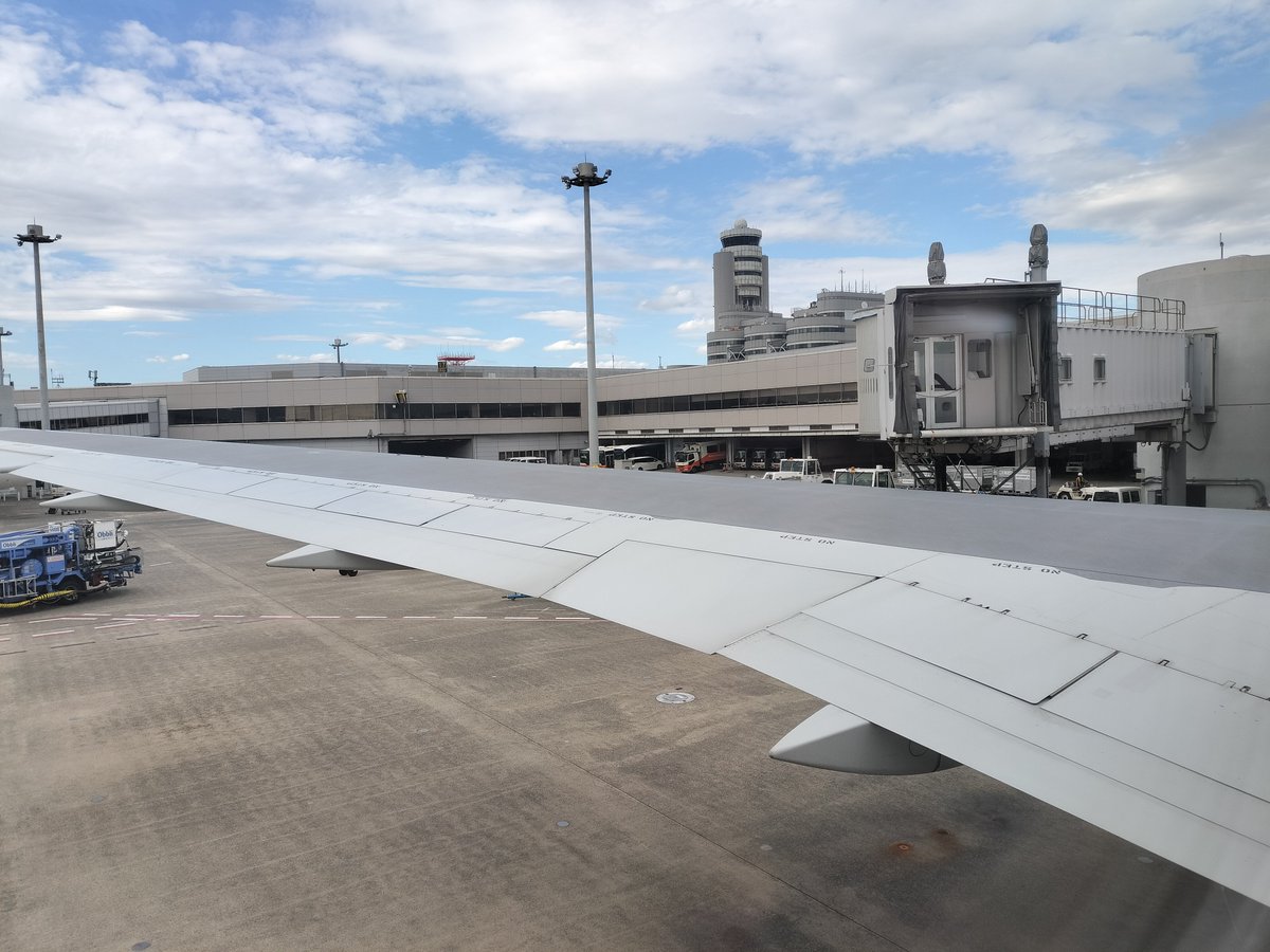 h_oya's tweet photo. 無事に羽田空港に到着して遅いランチ中。 https://t.co/yn5GBTfjH2